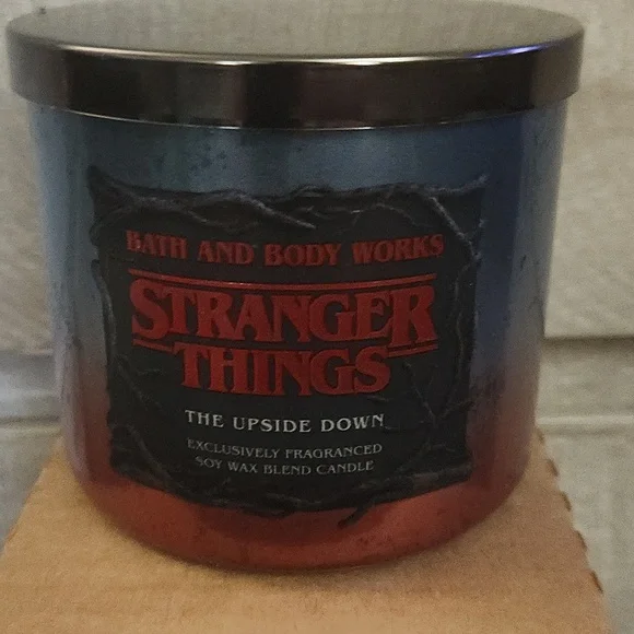 Three piece Stranger Things 3 wick candle set. - Picture 4 of 4